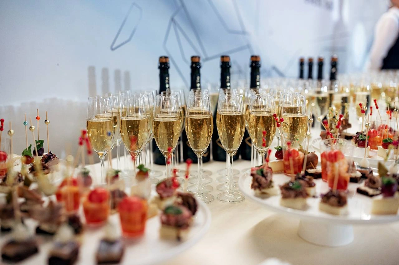 Фуршет с канапе и напитками для паузы на деловом событии в Crystal Event Hall